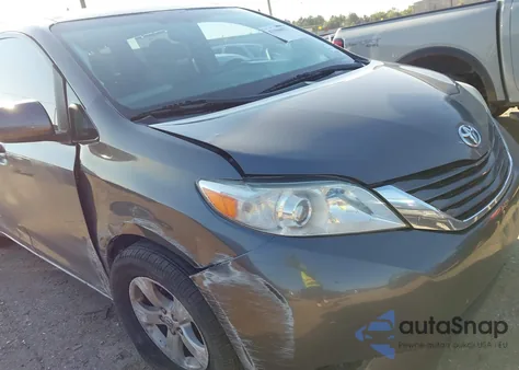 2017 Toyota Sienna Le 8 Passenger z USA, uszkodzony, nr VIN 5TDKZ3DC6HS808088